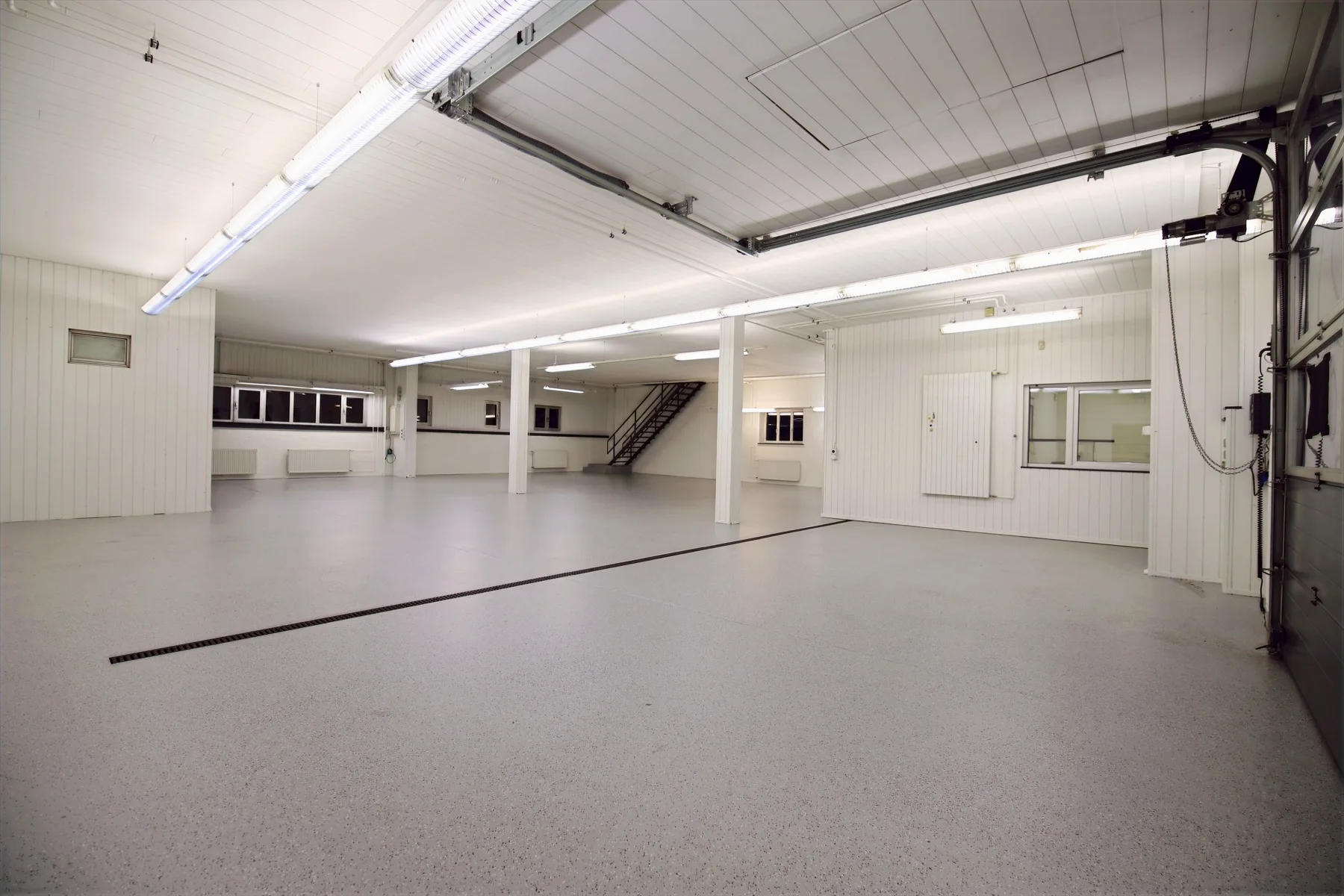 Helle Gewerbehalle mit beschichtetem Boden